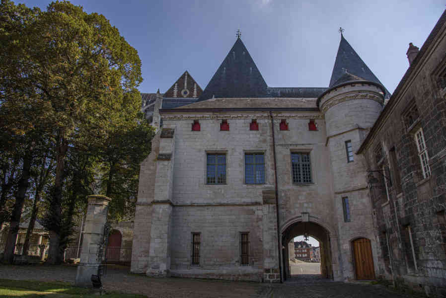Francia - Beauveais 22 - antiguo palacio Episcopal.jpg